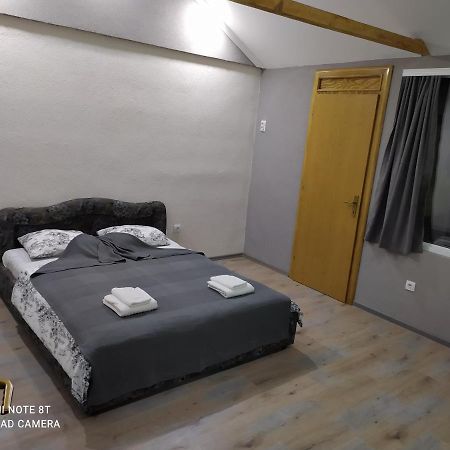 Lenilenii Bungalows Jajce Buitenkant foto